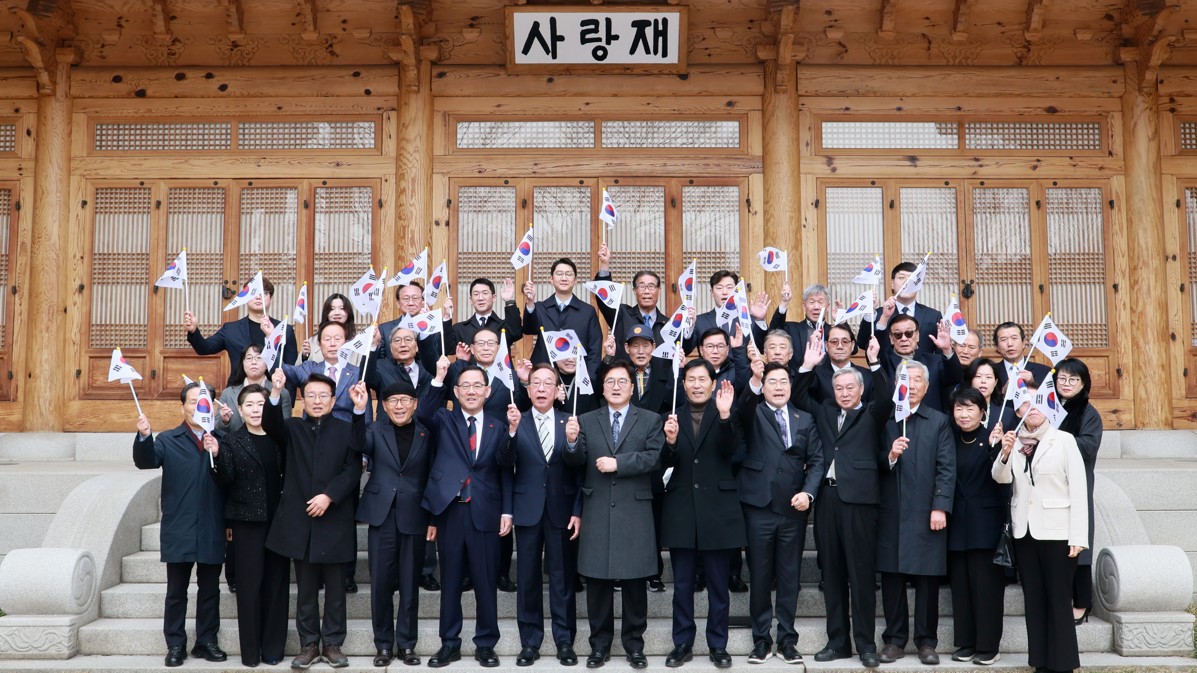 우원식 국회의장은 28일(금) 제106주년 3·1절을 앞두고 조국 독립에 헌신한 독립운동가 후손들을 국회 사랑재로 초청해 오찬을 함께했다.