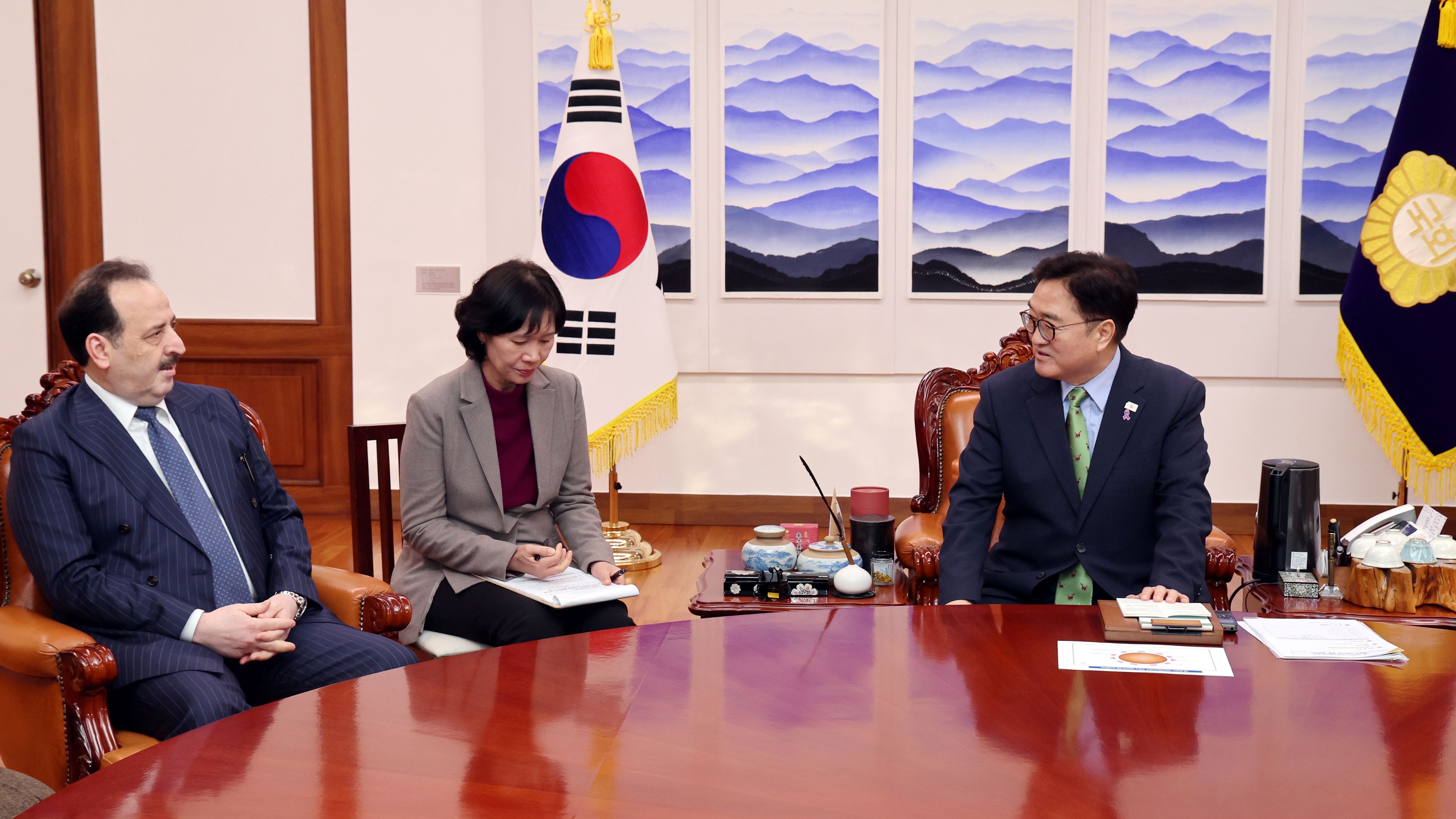 우원식 국회의장이 4일(화) 오전 의장집무실에서 알 라쉬디 주한쿠웨이트대사와 반갑게 악수하고 있다.(사진=국회사무처 사진팀)