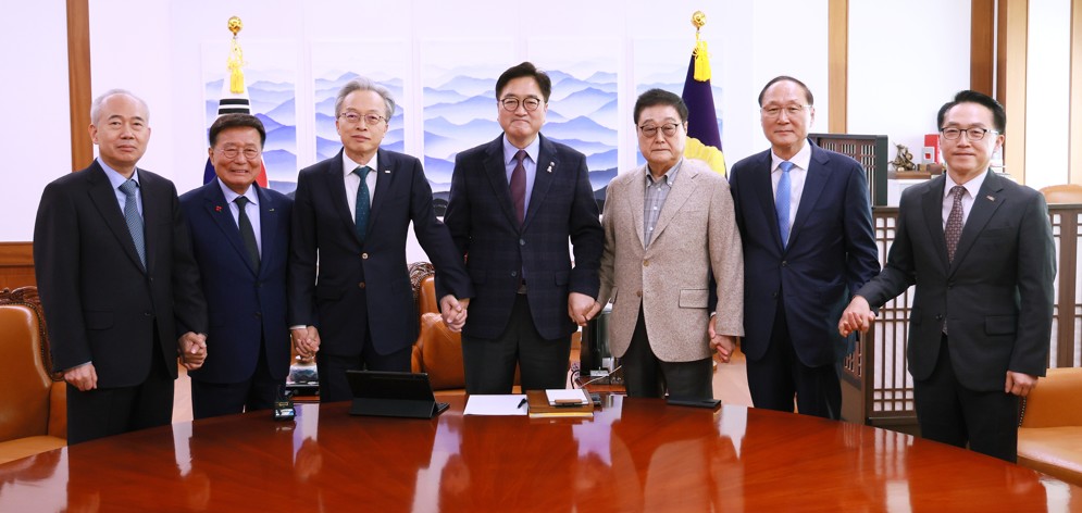 우원식 국회의장이 7일(금) 오전 의장집무실에서 최진식 한국중견기업연합회 회장에게서 중견기업계 입법과제를 전달받고 있다.(사진=국회사무처 사진팀)