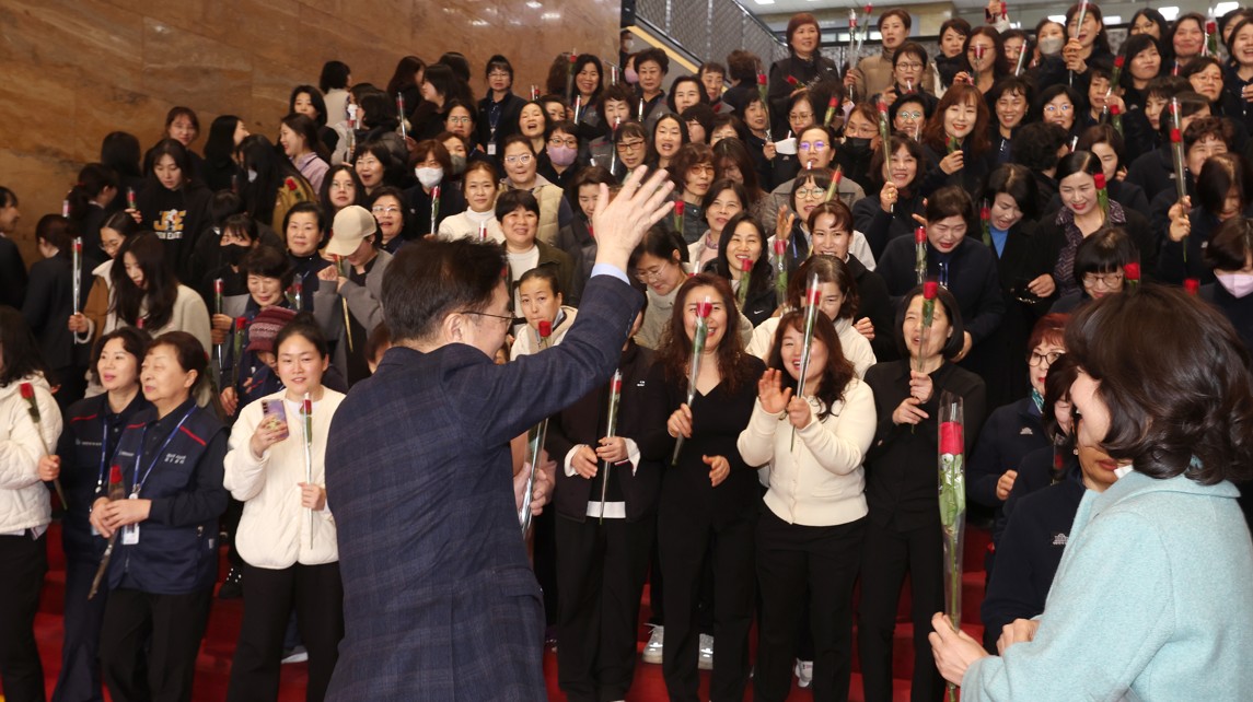 우원식 국회의장이 7일(금) 오후 국회사무처 여성노동자들에게 장미를 전달하고 있다.(사진=국회사무처 사진팀)