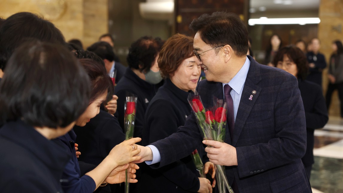 우원식 국회의장은 '세계 여성의 날'(3월 8일)을 하루 앞둔 7일(금) 오후 국회사무처 여성노동자들에게 장미를 전달