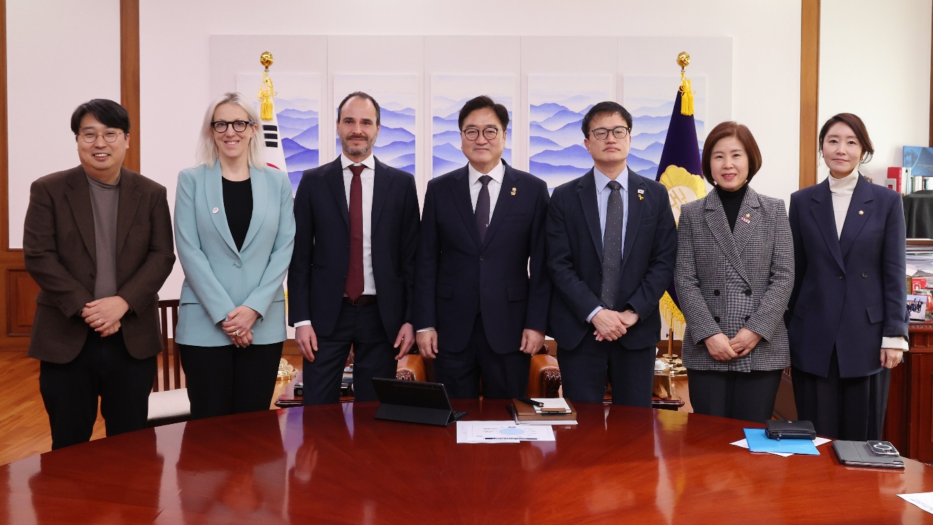 우원식 국회의장이 6일(목) 오전 의장집무실에서 크리스토스 크리스토우 국경없는 의사회 국제회장을 만나 반갑게 악수하고 있다.(사진=국회사무처 사진팀)