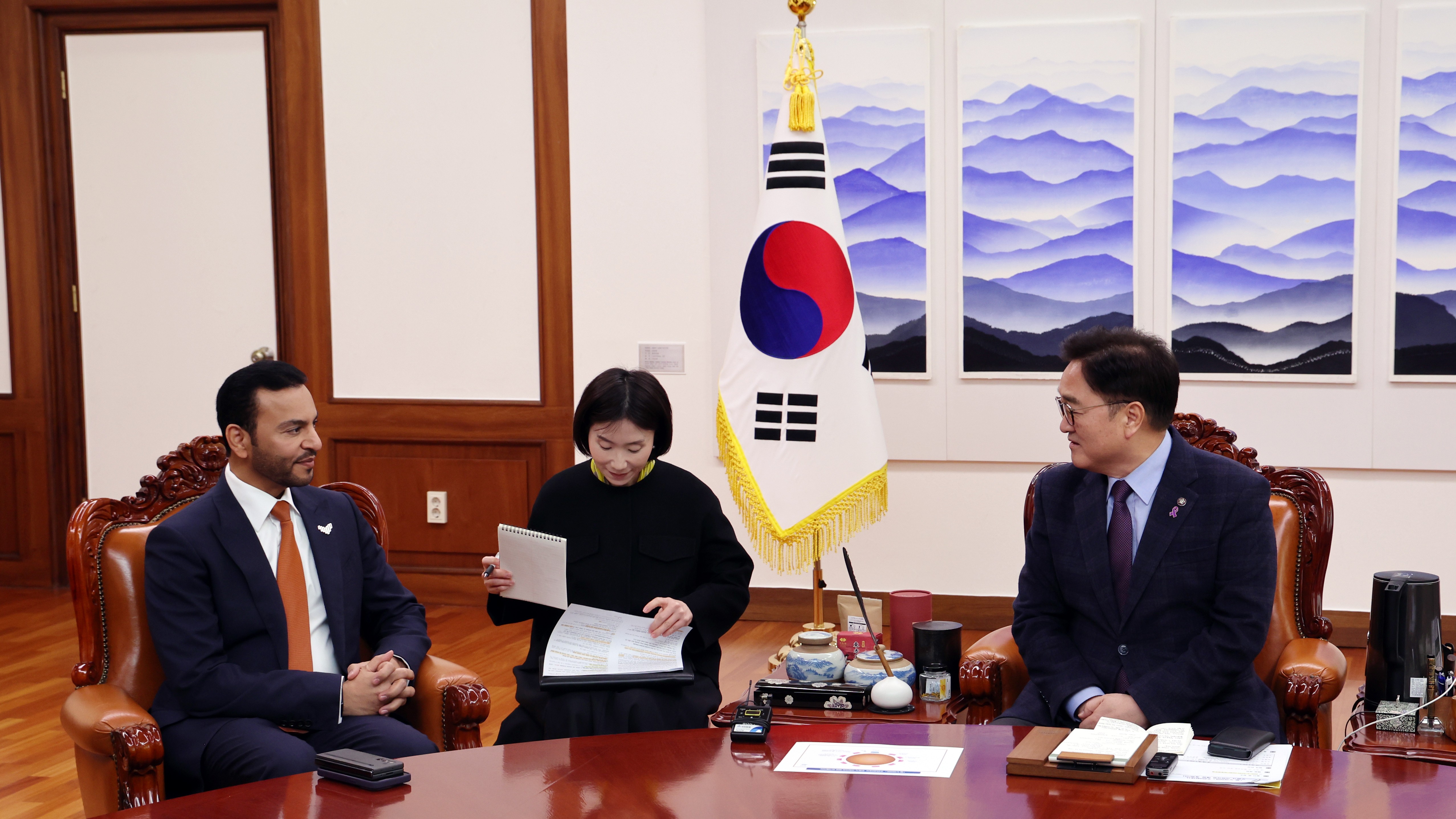 우원식 국회의장이 7일(금) 오후 의장집무실에서 알 누아이미 주한UAE대사를 만나 반갑게 악수하고 있다.(사진=국회사무처 사진팀)