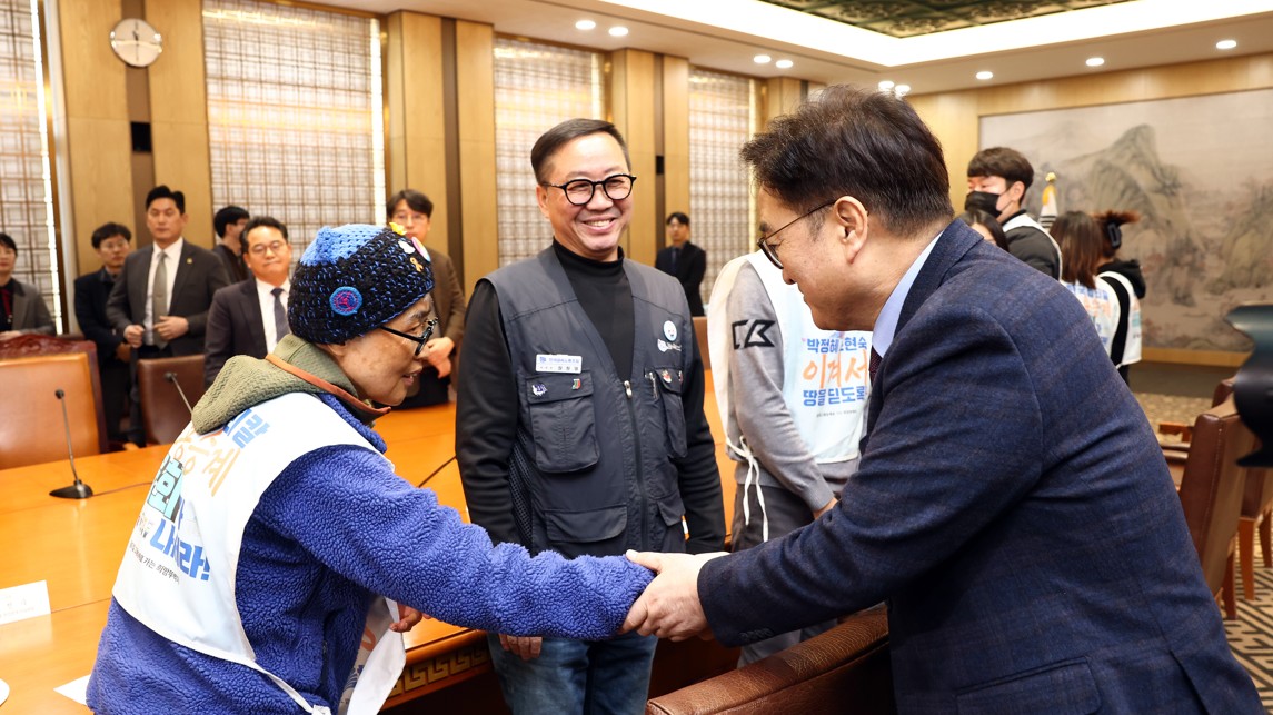 우원식 국회의장이 7일(금) 오전 국회접견실에서 '한국옵티칼 고용승계로 가는 희망뚜벅이' 노동자들과 만나 대화를 나누고 있다.(사진=국회사무처 사진팀)