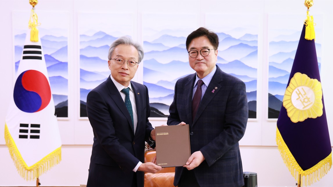 우원식 국회의장은 7일(금) 오전 의장집무실에서 최진식 한국중견기업연합회 회장