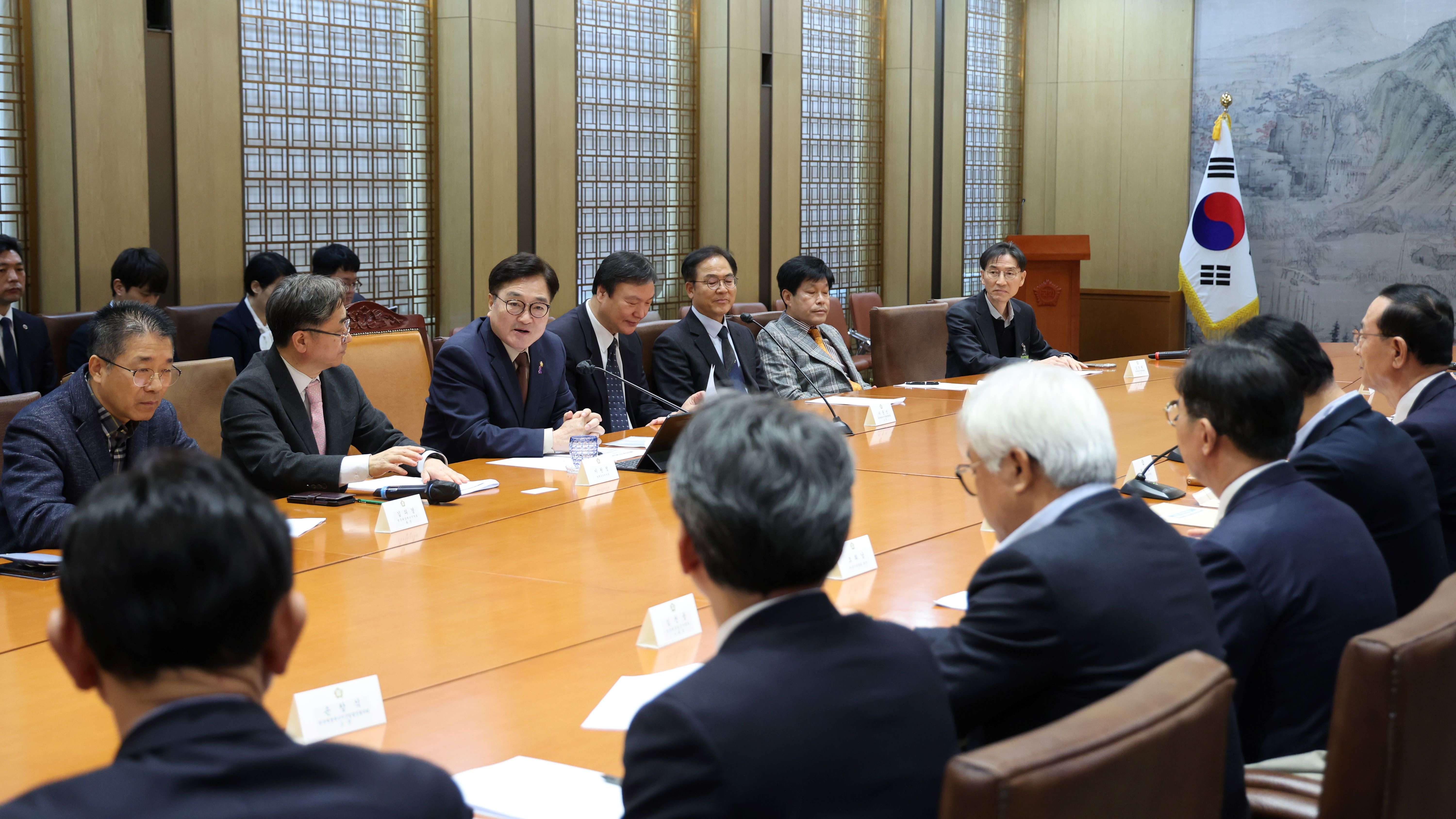우원식 국회의장이 11일(화) 오전 국회접견실에서 한국재생에너지산업발전협의회 대표들과 기념촬영을 하고 있다.(사진=국회사무처 사진팀)