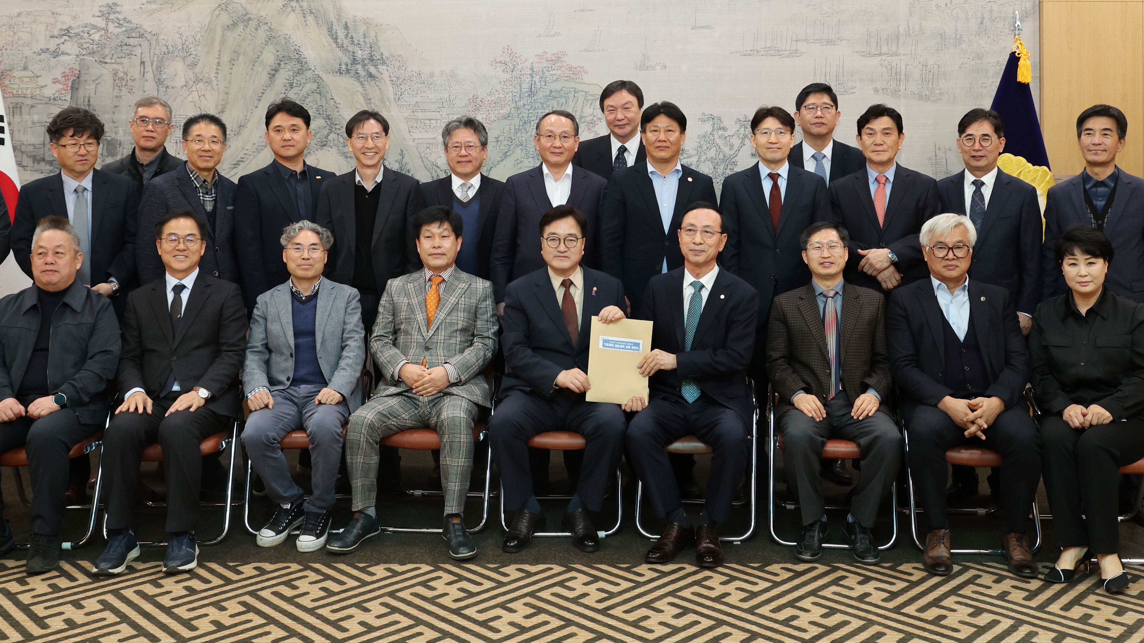 우원식 국회의장은 11일(화) 오전 국회접견실에서 한국재생에너지산업발전협의회 대표들을 만나 기후위기 극복을 위한 다양한 입법정책 방안들을 논의했다.