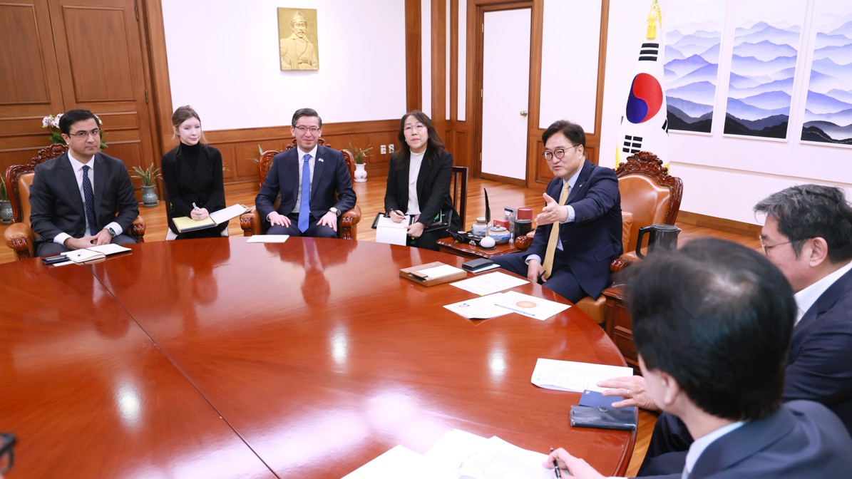 우원식 국회의장이 12일(수) 오전 의장집무실에서 알리셰르 압두살로모프 주한우즈베키스탄대사와 반갑게 악수하고 있다.(사진=국회사무처 사진팀)