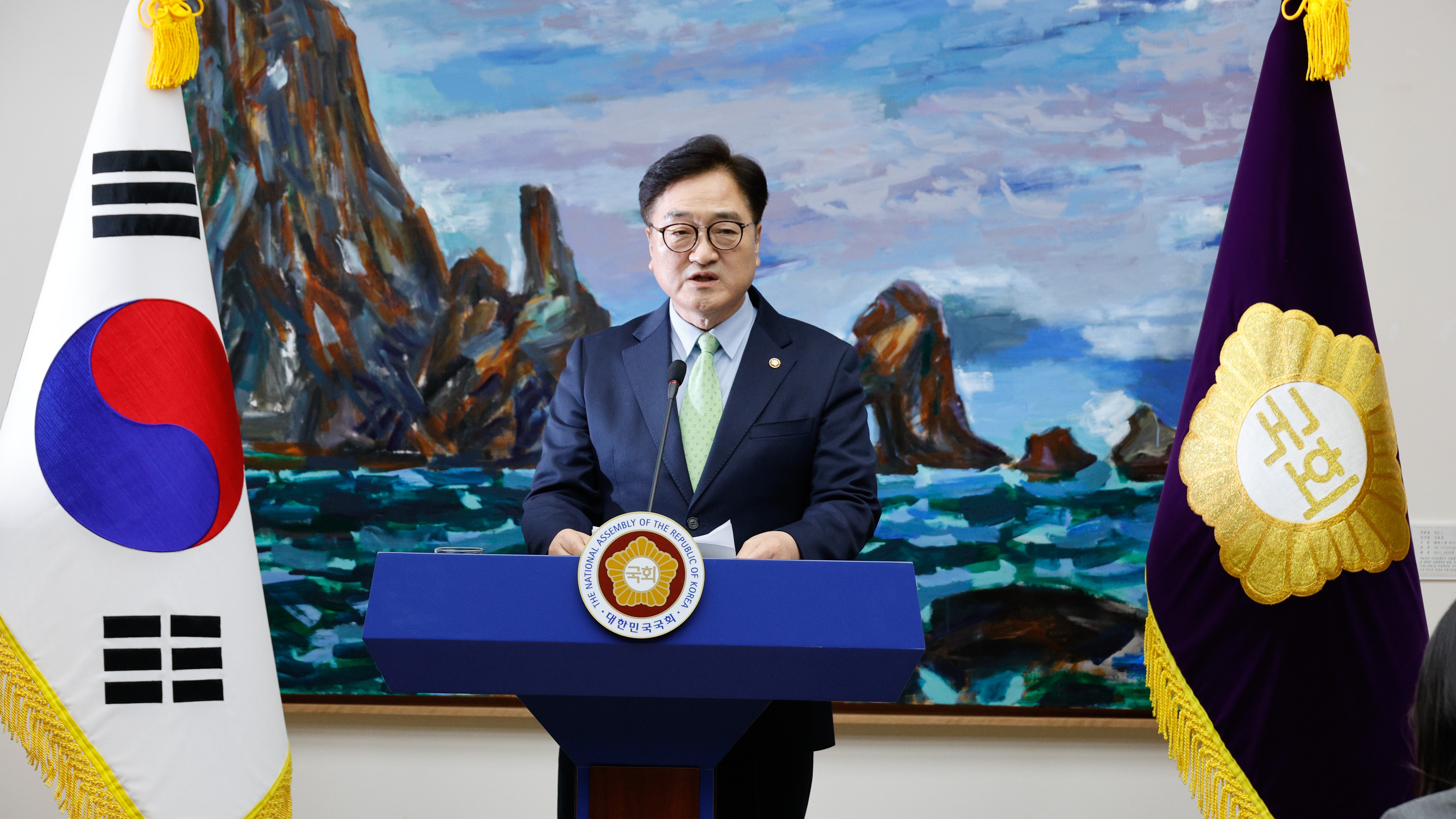 우원식 국회의장이 12일(수) 오후 의장집무실에서 개최한 헌법질서 수호 촉구 기자회견에서 발언하고 있다.(사진=뉴스1)