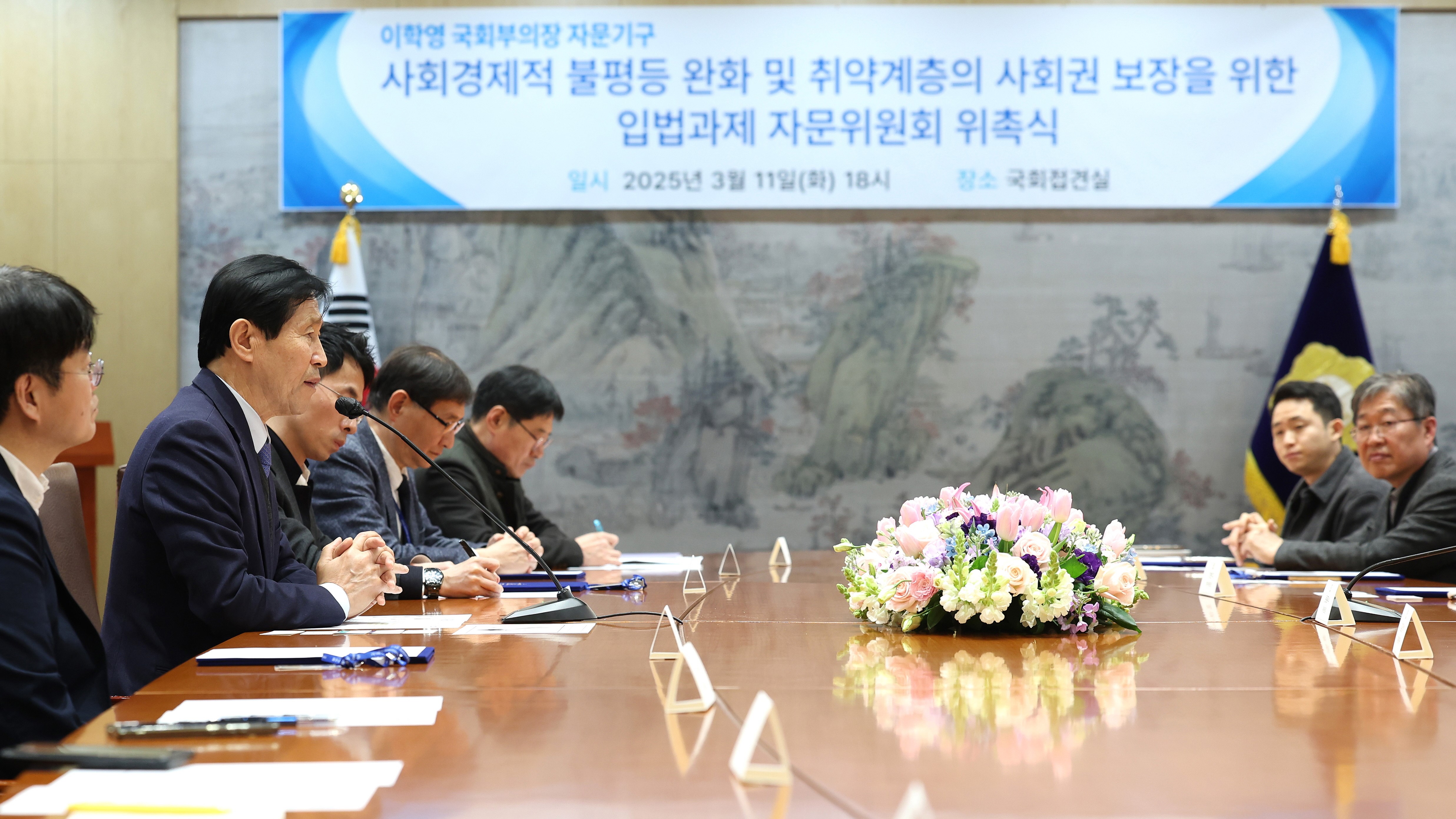 11일(화) 국회접견실에서 열린 이학영 국회부의장 자문기구 '사회경제적 불평등 완화 및 취약계층의 사회권 보장을 위한 입법과제 자문위원회' 위촉식 참석자들이 기념촬영을 하고 있다.(사진=국회사무처 사진팀)