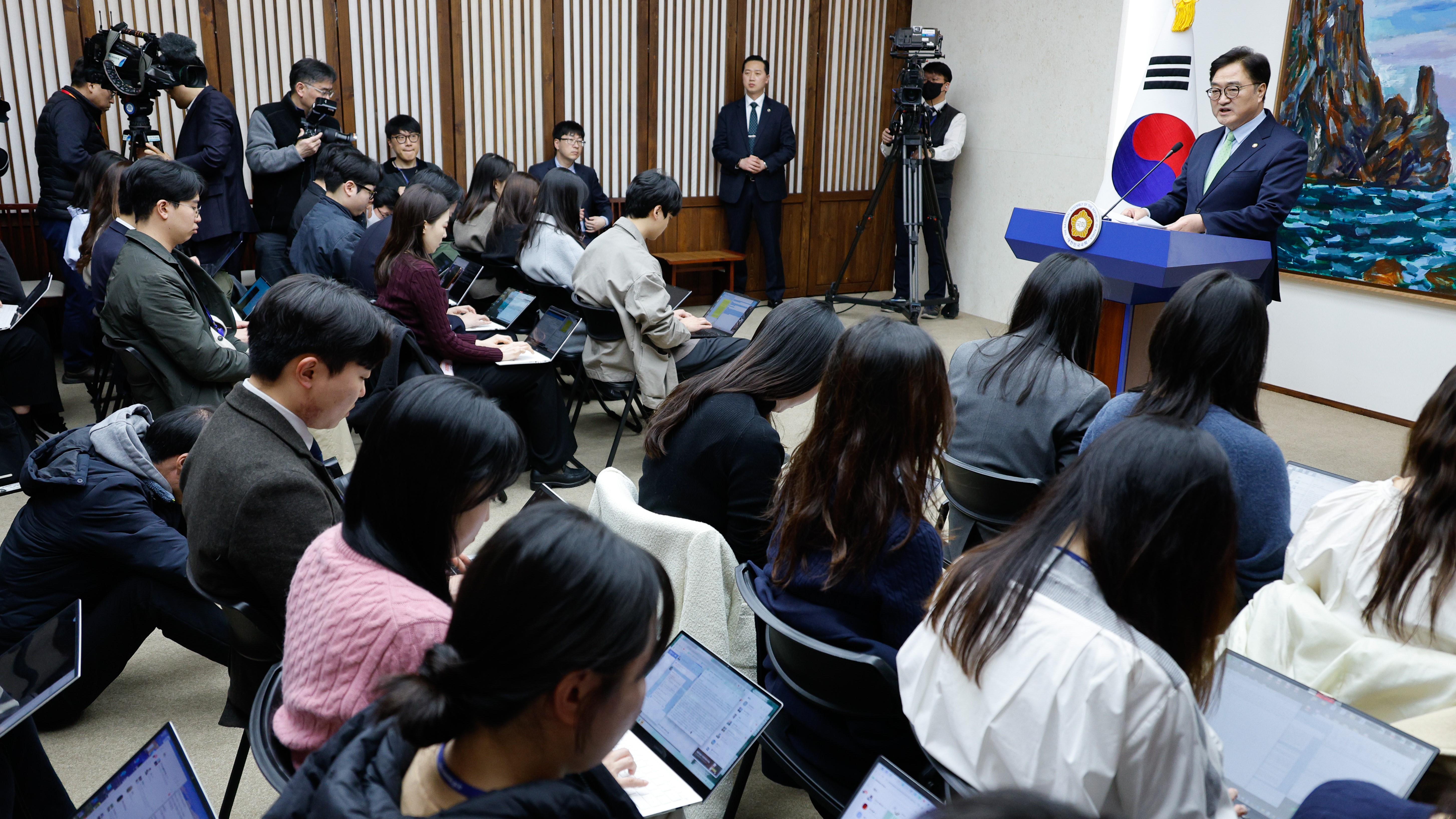 우원식 국회의장이 12일(수) 오후 의장집무실에서 개최한 헌법질서 수호 촉구 기자회견에서 발언하고 있다.(사진=뉴스1)