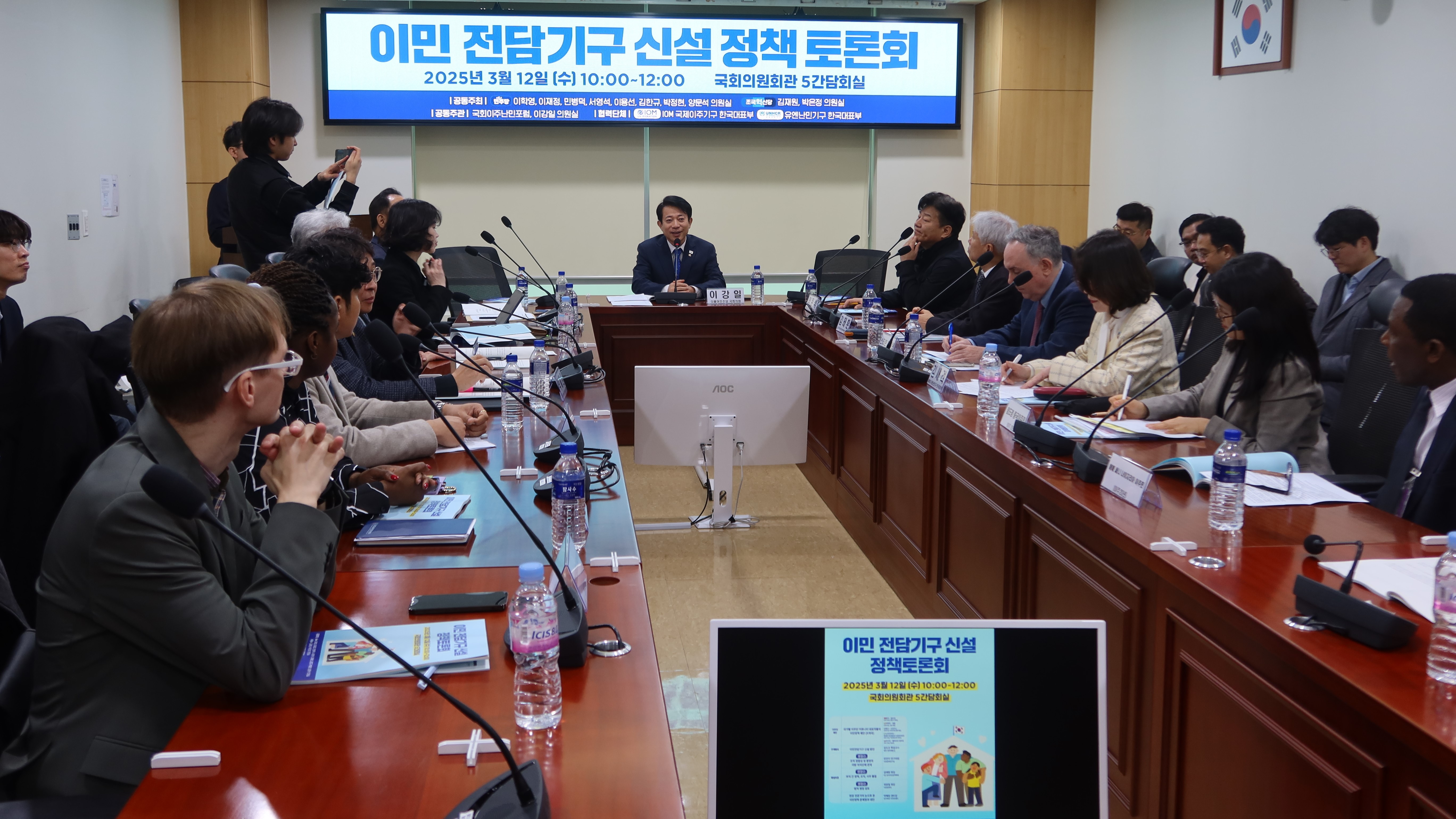 12일(수) 오전 국회의원회관 제5간담회의실에서 열린 '이민 전담기구 신설 정책토론회'에서 참석자들이 기념촬영을 하고 있다.(사진=강세영 기자)