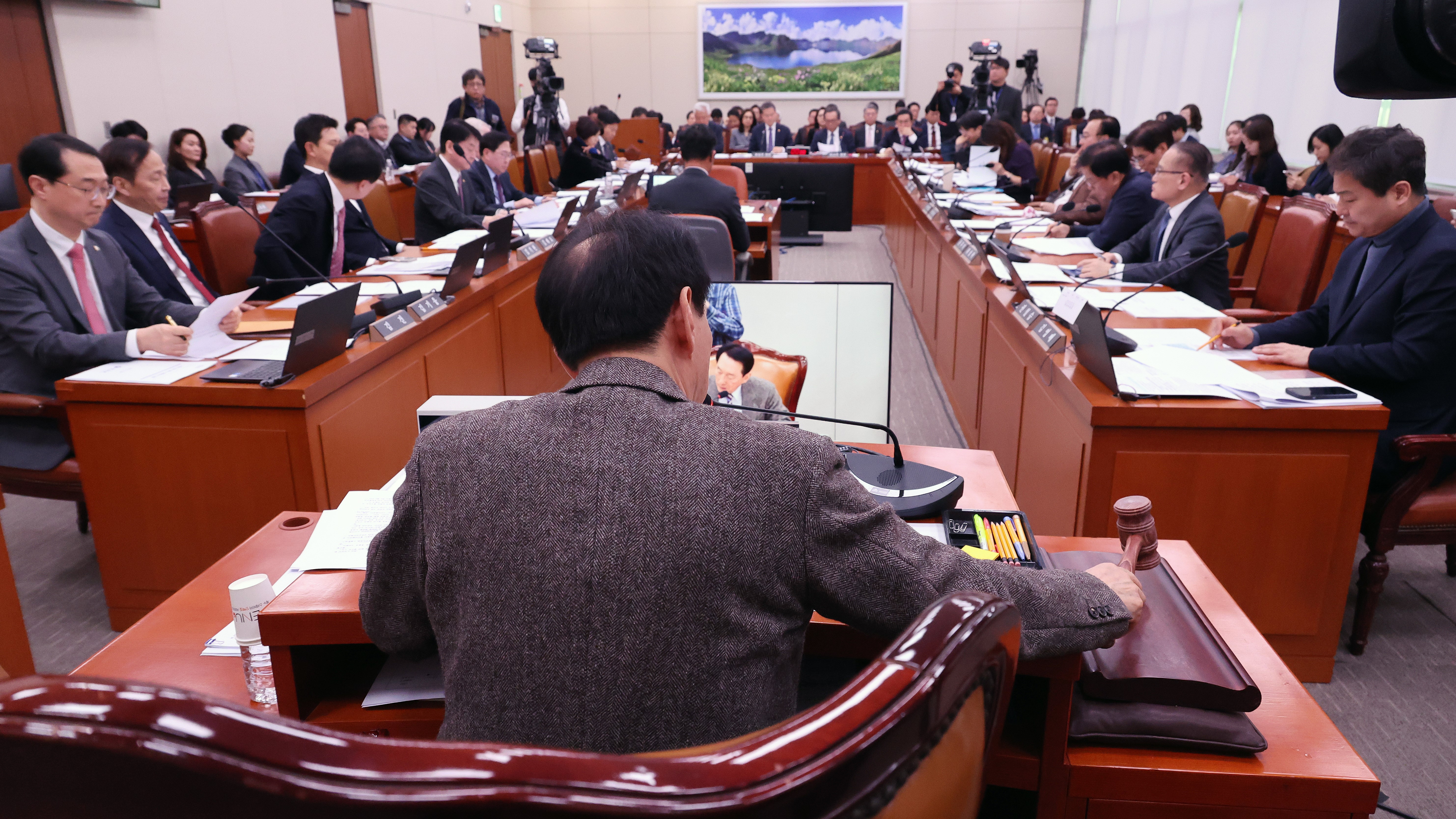국회 외교통일위원회(위원장 김석기)는 11일(화) 오후 제423회국회(정기회) 제1차 전체회의
