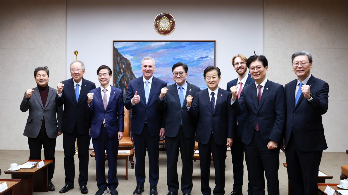 우원식 국회의장이 14일(금) 오전 의장접견실에서 케빈 매카시 전 미국 하원의장을 만나 대화를 나누고 있다.(사진=국회사무처 사진팀)