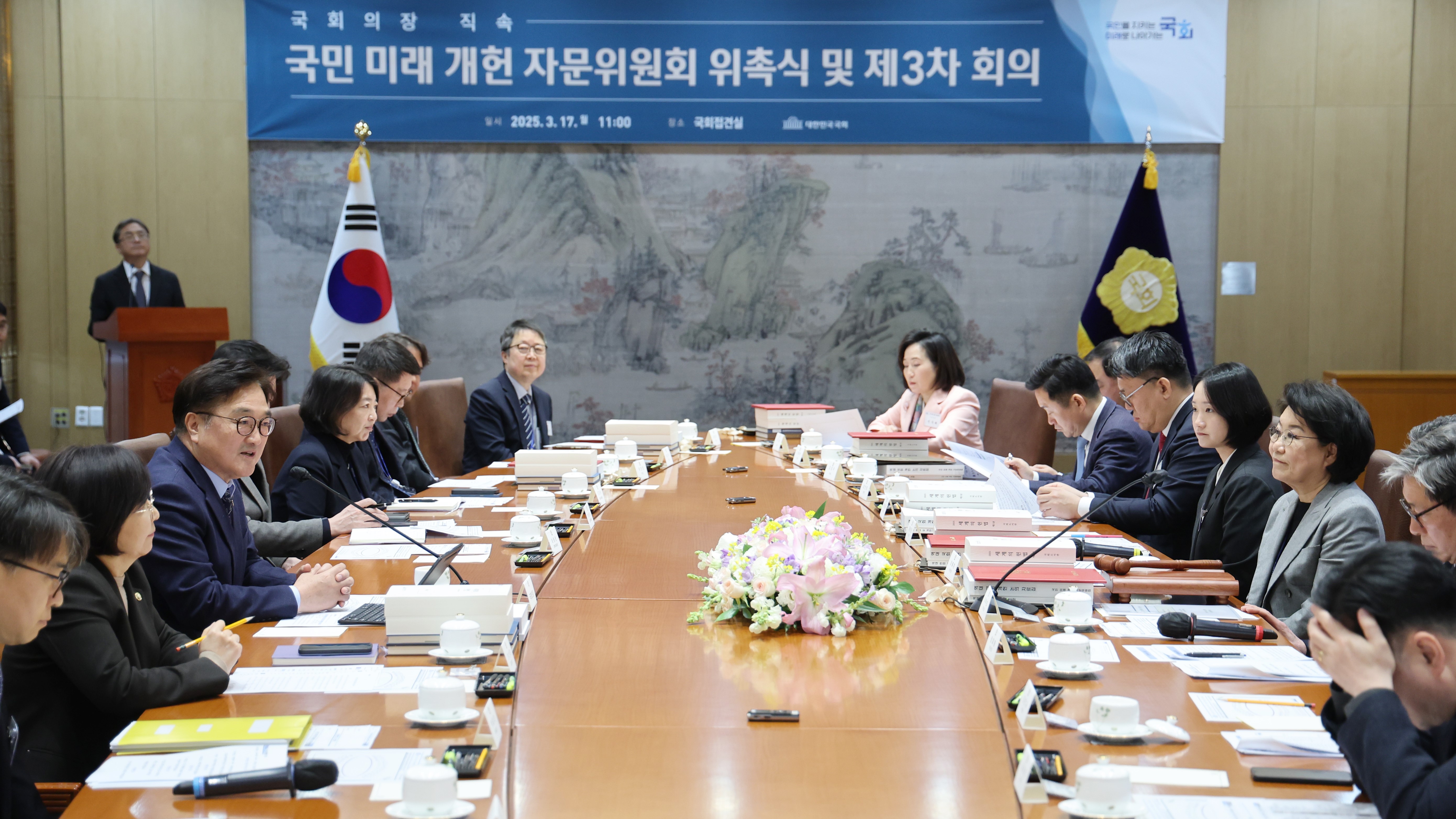 17일(월) 오전 국회접견실에서 열린 국회의장 직속 '국민 미래 개헌 자문위원회' 위촉식 및 제3차 회의 참석자들이 기념촬영을 하고 있다.(사진=국회사무처 사진팀)
