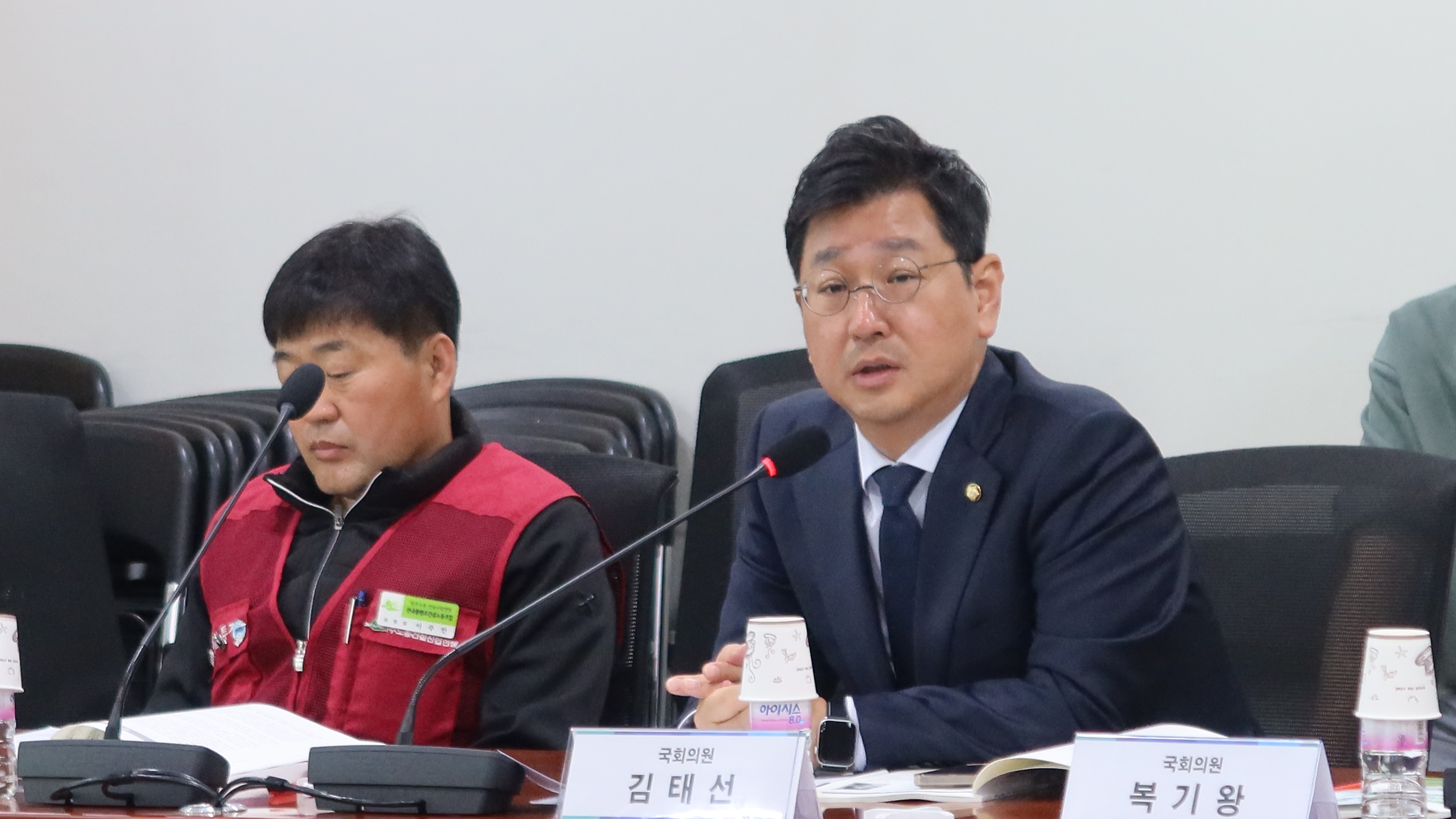 25일(화) 국회의원회관 제9간담회의실에서 열린 '플랜트 안전·재난 사각지대 해소를 위한 토론회'에서 참석자들이 기념촬영을 하고 있다.(사진=강세영 기자)