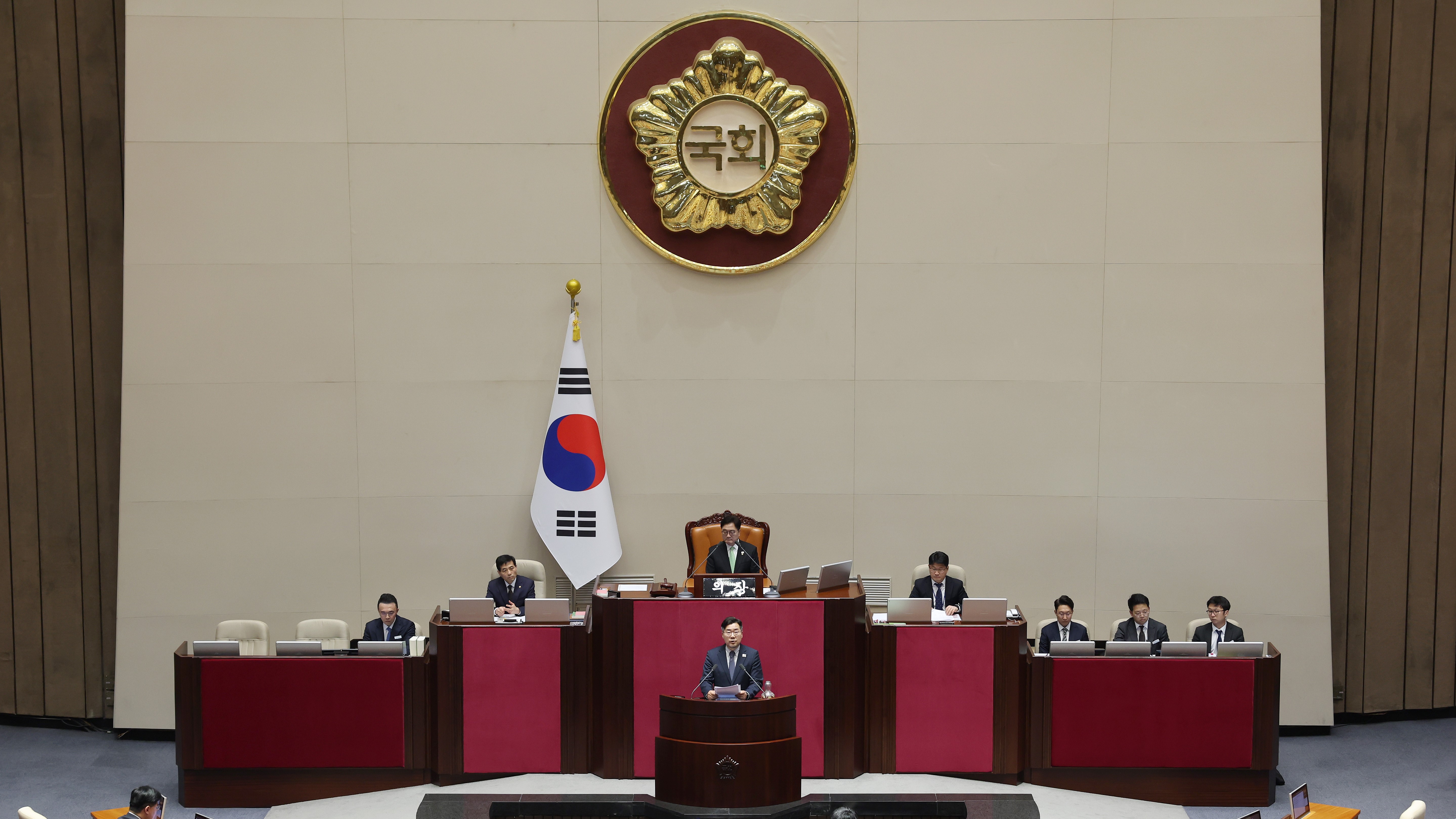 박찬대 더불어민주당 원내대표가 4일(금) 제424회국회(임시회) 제1차 본회의에서 「12.3. 윤석열 비상계엄을 저지한 대한민국 국민께 드리는 감사문」을 제안설명하고 있다.(사진=국회사무처 사진팀)